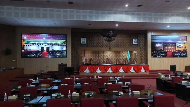 Ruang sidang dengan sistem audiovisual dan layar besar