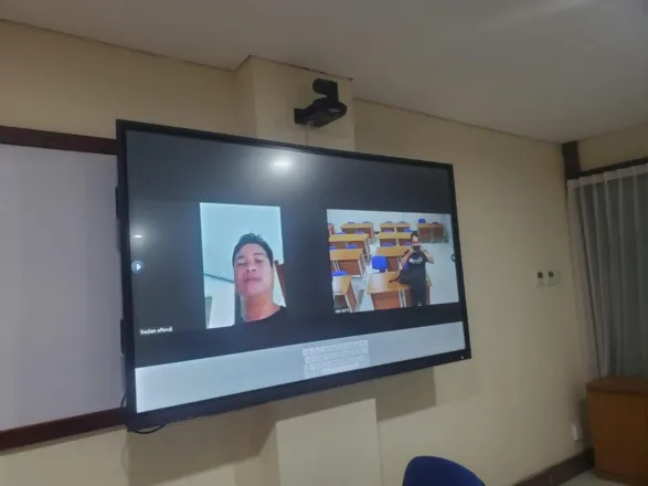 Layar untuk pembelajaran jarak jauh di ruang kelas