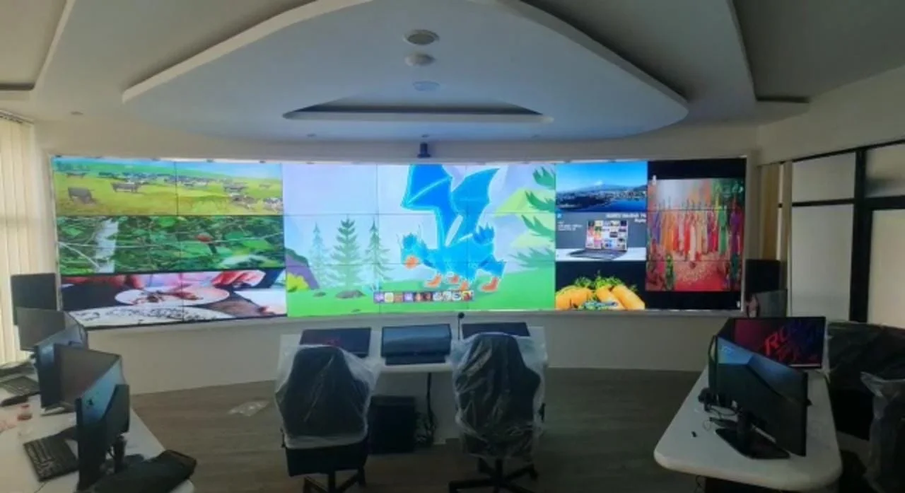 Command center dengan video wall multi layar