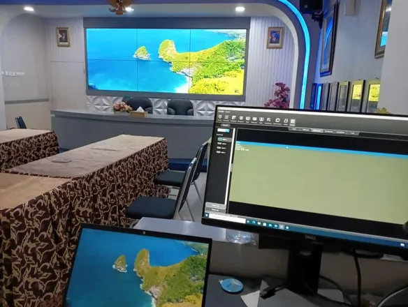 Ruangan dengan video wall indoor dan meja monitoring